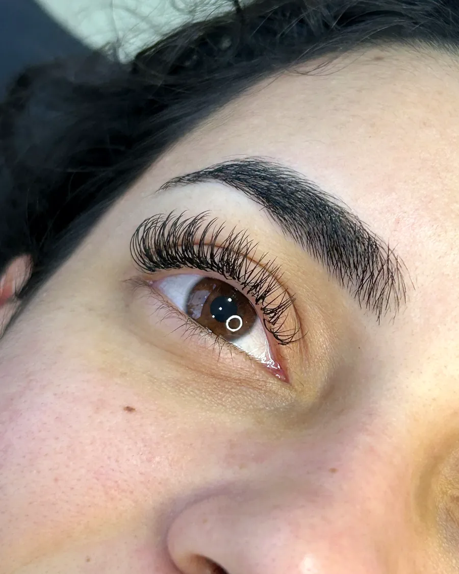 Foto real de atendimento: Cílios Fio a Fio Clássico