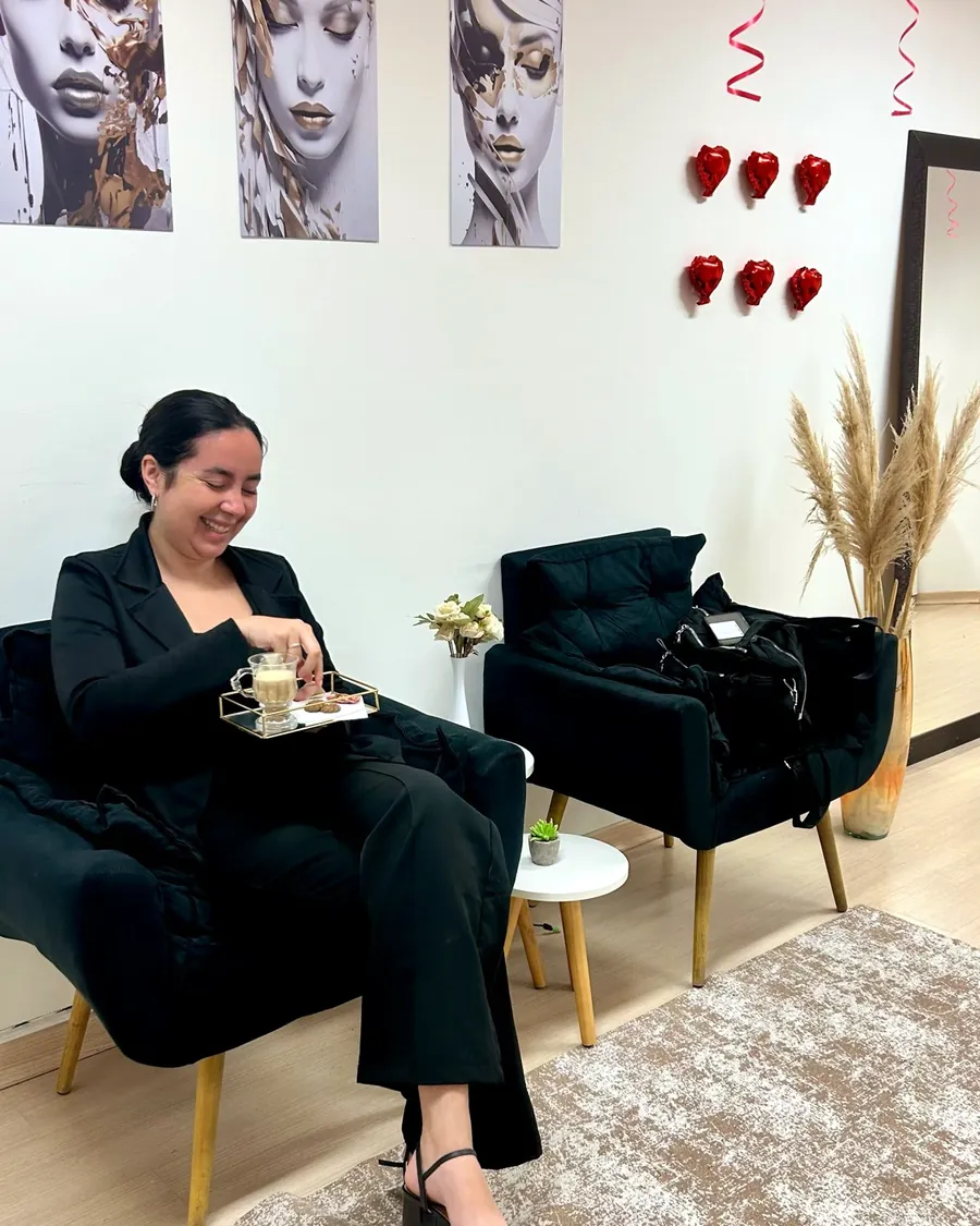 Recepção do studio com poltronas e quadros